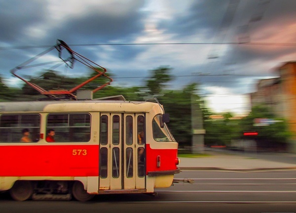 В Харькове пенсионера сбил трамвай. Фото иллюстративное: pikabu.ru