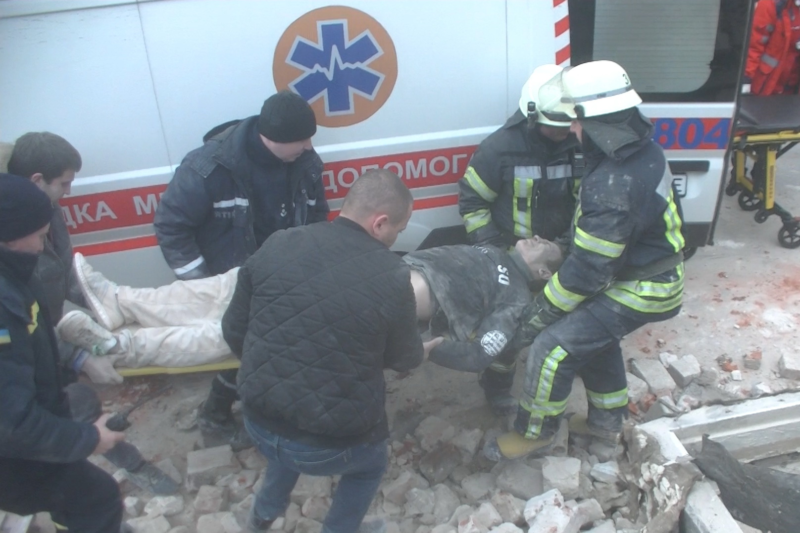 В Харькове парня вытащили из-под завала. Фото: ГУ ГСЧС в Харьковской области