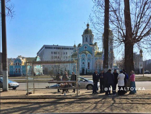 На остановке в Харькове обнаружили тело 33-летнего мужчины. Фото: ХС • Харьков