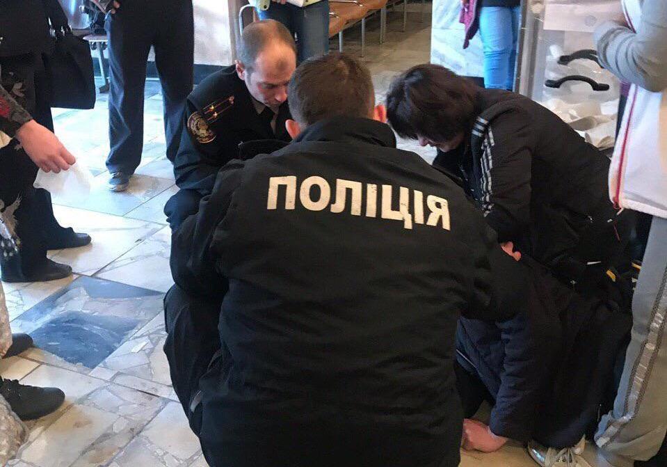 Выборы в Харькове: молодому человеку стало плохо на избирательном участке. Фото: Национальная полиция