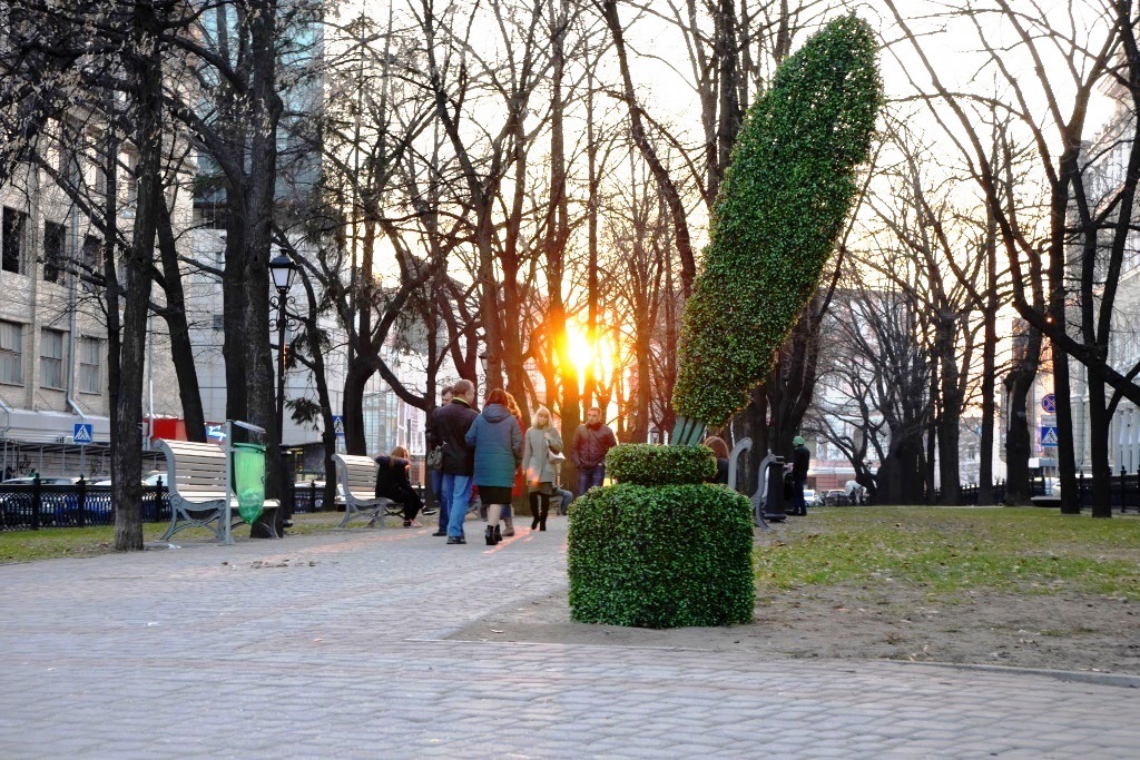 В Харькове появилась зеленая чернильница с пером и Дама с кавалером. Фото: Елена Чернета, Vgorode