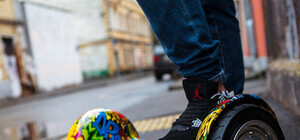 Не успели покататься: в магазине электроники загорелся гироскутер (видео)