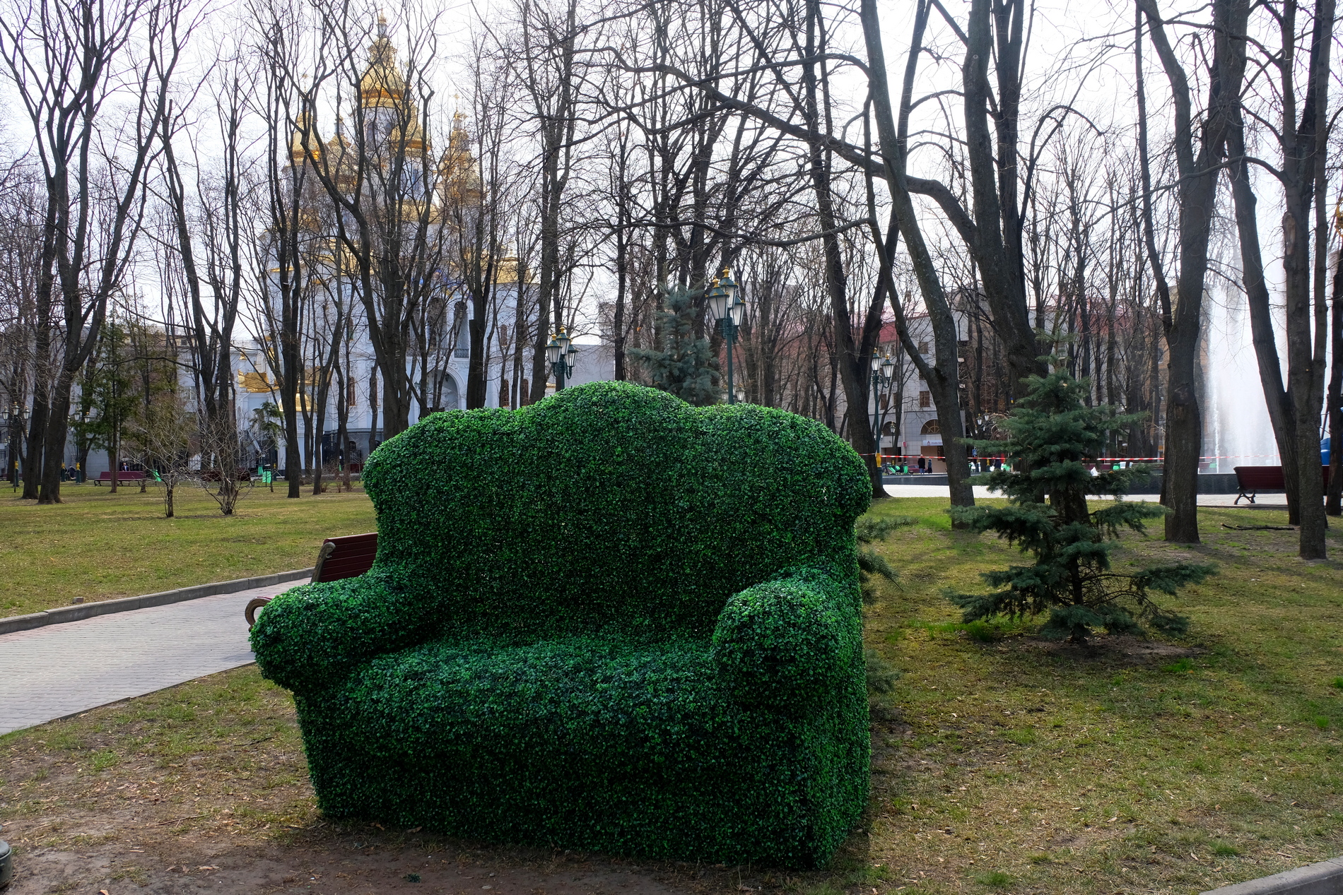 В сквере возле Зеркальной струи в Харькове установили диван. Фото: Александр Збандуто/Vgorode