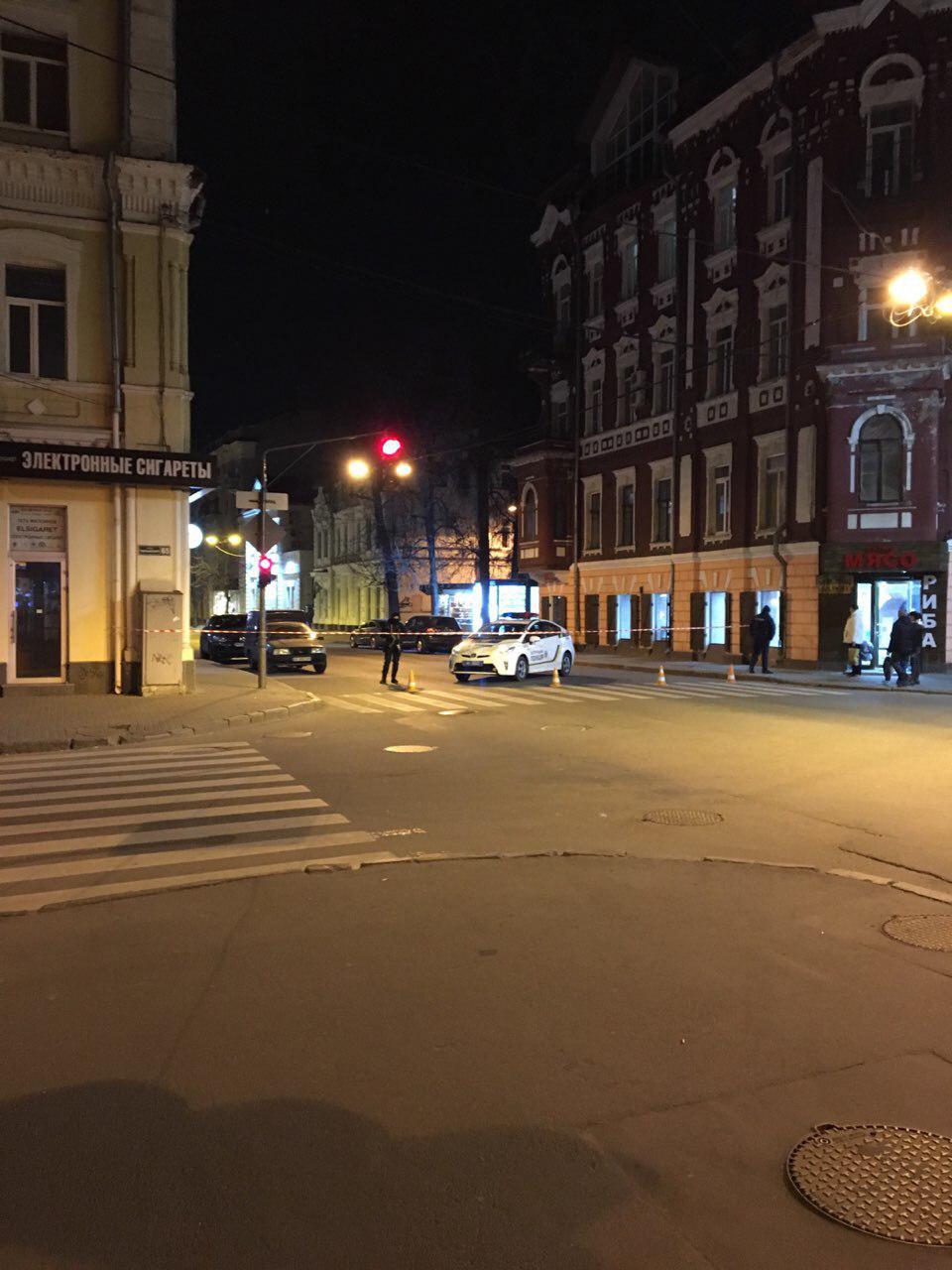 В Харькове перекрывали улицу из-за мусорного пакета. Фото: ХХ