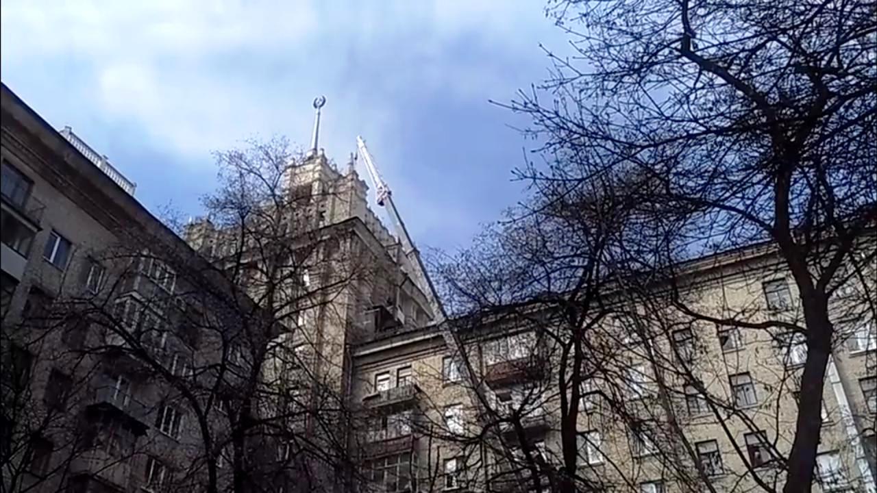 В Харькове снимают на ремонт декор в доме со шпилем. Фото: скриншот видео