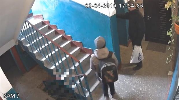 В харьковском подъезде ограбили школьника (видео)