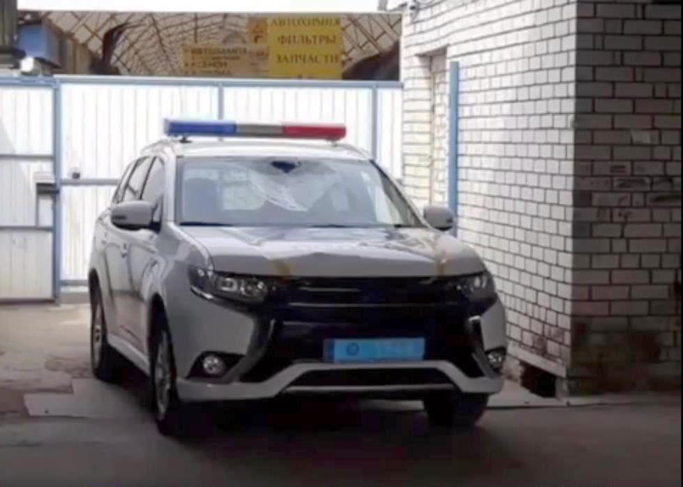 В Харькове на СТО приехал автомобиль полиции со следами ДТП. Фото: скриншот видео