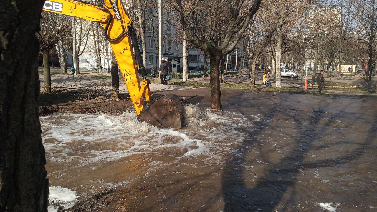 В Харькове прорвало трубу, затоплена часть улицы и рынка. Фото: ХХ