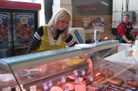 Торговцы уверяют, что вынуждены поднимать цены на товар, поскольку им повышают местовое. Фото: segodnya.ua