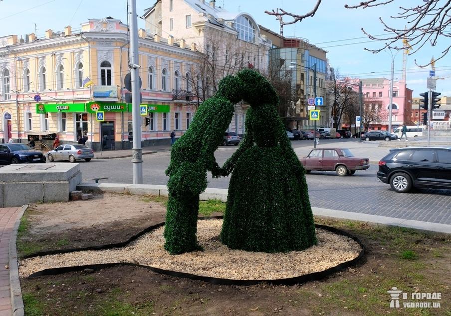 Скульптура влюбленным в центре Харькова. Фото: Александр Збандуто/Vgorode