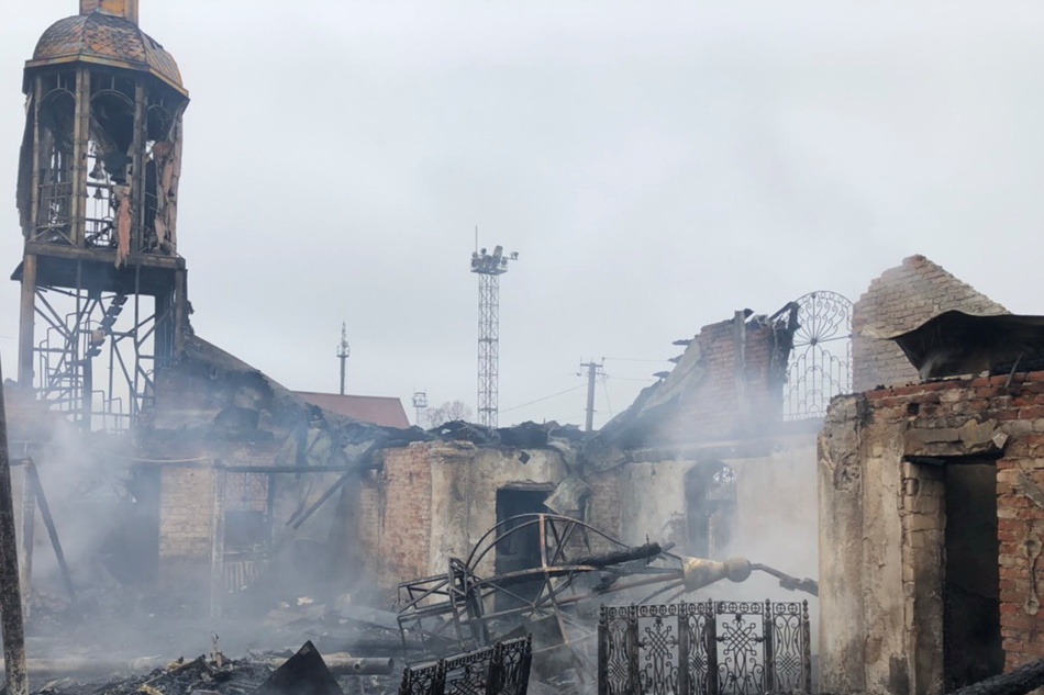 У сгоревшего храма в Люботине планируют проводить богослужения. Фото: kh.dsns.gov.ua