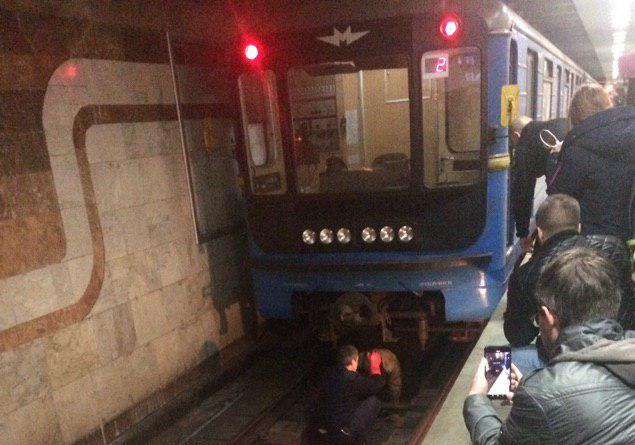 В харьковском метро пассажир попал под поезд. Фото: ХХ