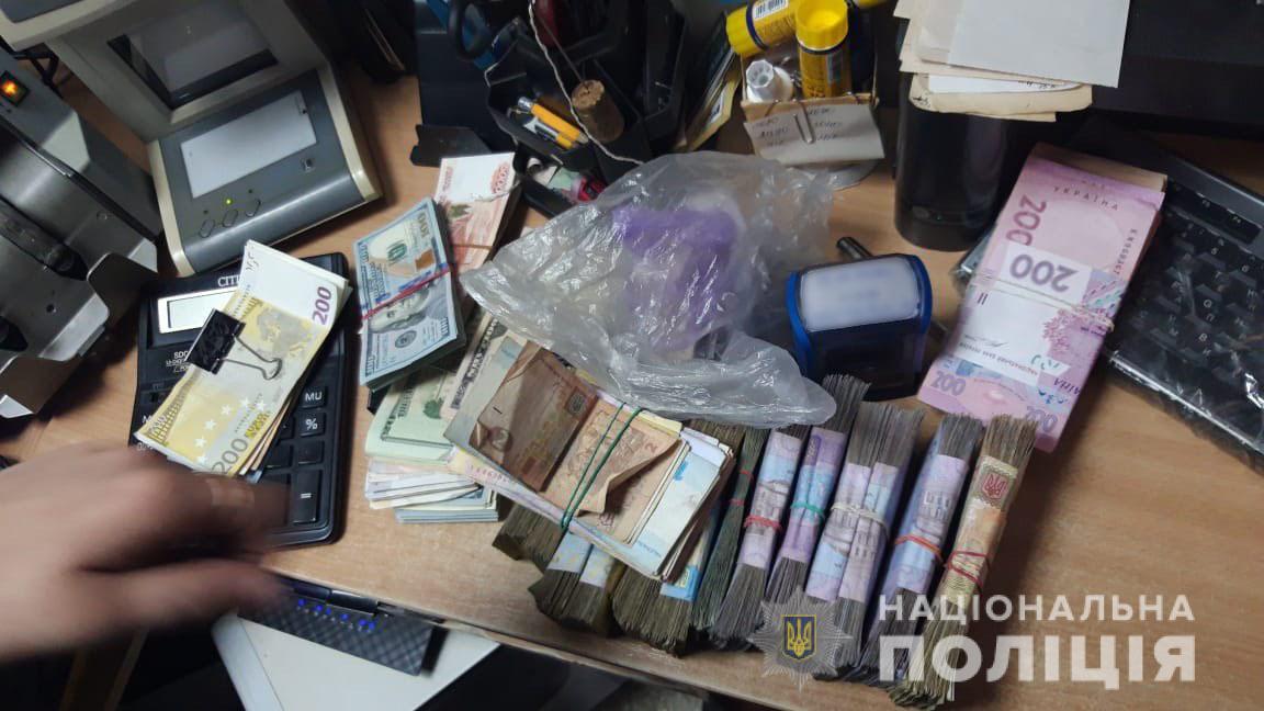 Новость - События - Обыски в обменках: харьковская полиция изъяла 50 000 долларов и миллион гривен