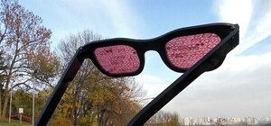 На Спивочем поле убрали известную скульптуру в виде розовых очков