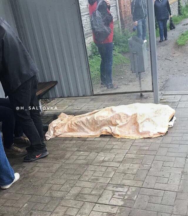В Харькове нашли тело на остановке. Фото: ХС
