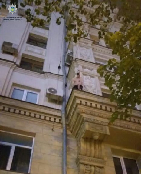 В центре Харькова мужчина угрожал спрыгнуть с карниза. Фото: патрульная полиция