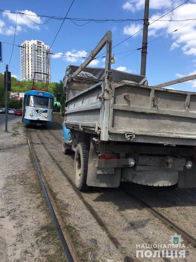 В Харькове столкнулись грузовик и две легковушки. Фото: ГУ НП в Харьковской области
