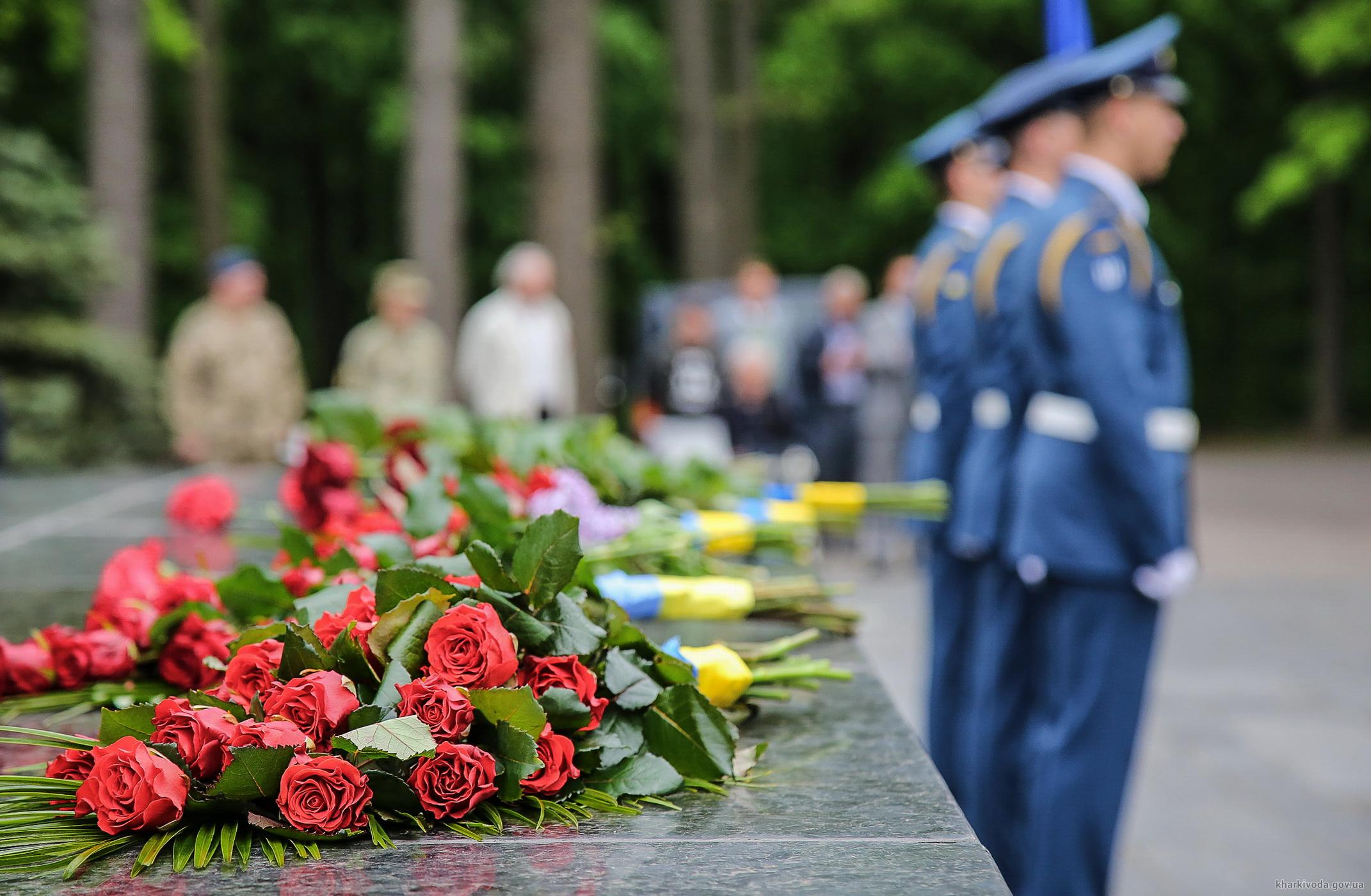 В Харькове возложили цветы на Мемориал по случаю 8 мая. Фото: ХОГА