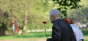 Не надо так: 9 мая началось с георгиевской ленты, красного флага с серпом и молотом и запрещенной открытки