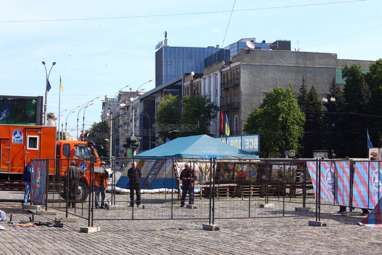 В центре Харькова "ХТС" пытались установить забор возле палатки волонтеров. Фото: Медиапорт