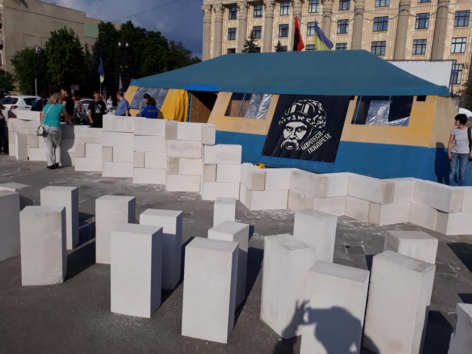 Мэр Харькова ответил на петицию о сносе волонтерской палатки. Фото: Facebook Катерина Яресько