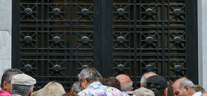 За чим стоять: у центрі Львова утворилась величезна черга