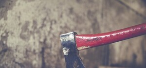 Топором и камнями: под Харьковом мужчина растрощил 6 машин 