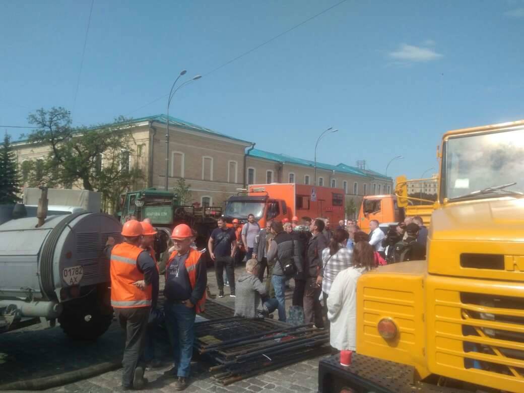В центр Харькова согнали коммунальщиков. Фото: Facebook Катерина Яресько