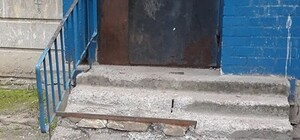 Разбитая голова, сломанная рука: харьковчанка покалечилась из-за разрушенных ступенек