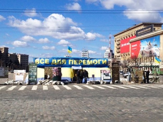 Горсовет Харькова предложил перенести палатку волонтеров. Фото: imes.kharkiv.ua