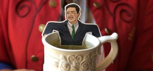 Фотофакт: у львівській Ратуші подають чай у пакетиках із Зеленським