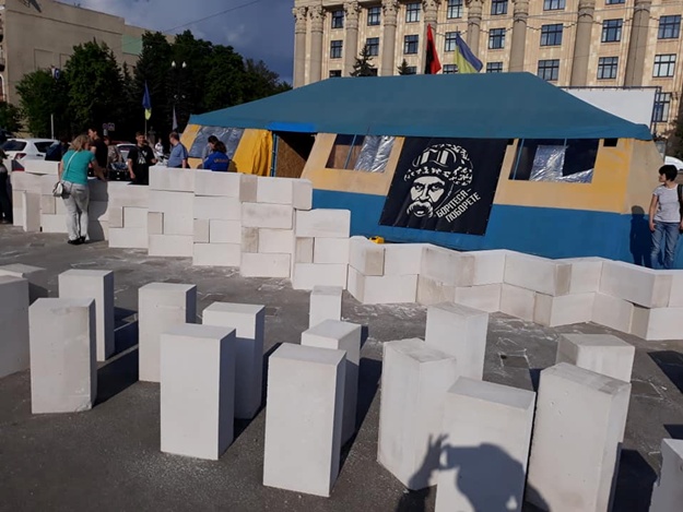 Активисты отказались переносить палатку с площади Свободы. Фото: Facebook Катерина Яресько