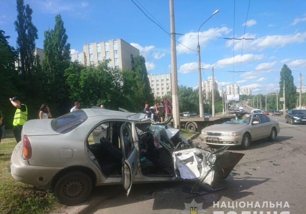 На Салтовке эвакуатор столкнулся с тремя легковушками. Фото: ГУ НП в Харьковской области