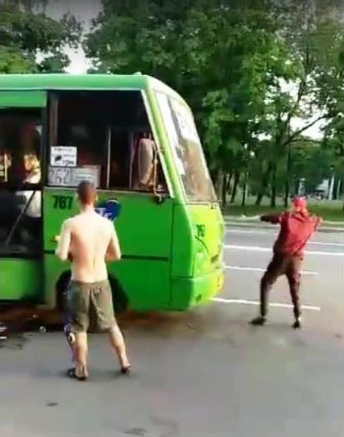 В Харькове пьяные подростки разгромили маршрутку. Фото: скриншот видео
