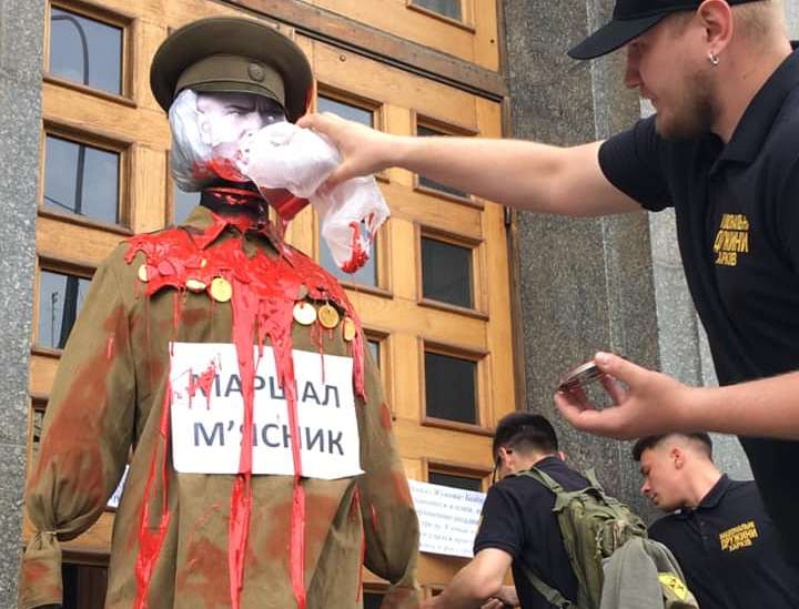 К Харьковской мэрии принесли "окровавленное" чучело Жукова. Фото: Константин Немичев