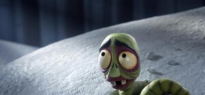 Неприятного аппетита: днепрянка нашла червя в печеньке (ВИДЕО)