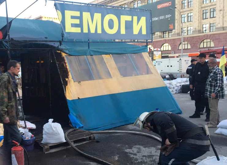 Неизвестные подожгли палатку на площади Свободы. Фото: Facebook Катерина Яресько