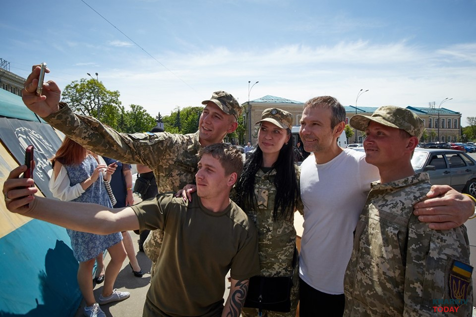 Вакарчук поддержал палатку на площади Свободы в Харькове. Фото: 2day.kh.ua