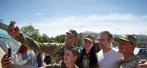 Селфи с харьковчанами и визит в палатку: Вакарчук прогулялся по площади Свободы