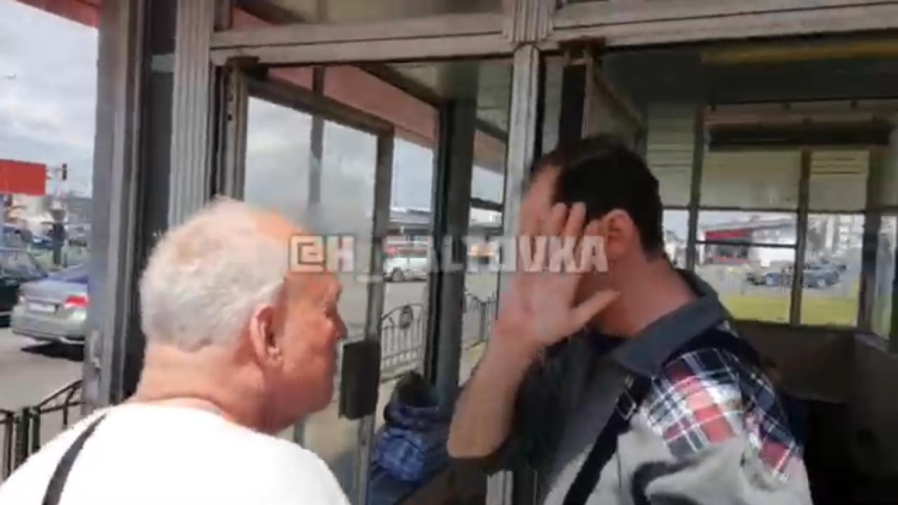 В Харькове мужчина ударил дедушку-музыканта. Фото: скриншот видео