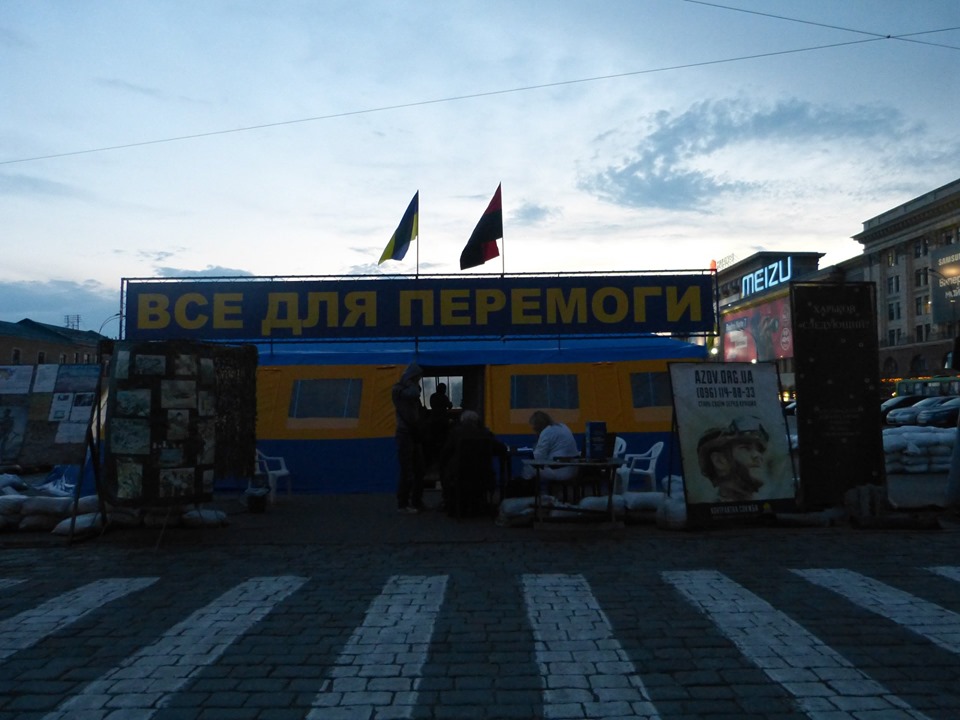 Новость - События - Вместо сгоревшей: на площади Свободы установили новую палатку