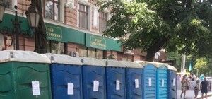 Невиданная щедрость: Дерибасовскую украшает 8 биотуалетов