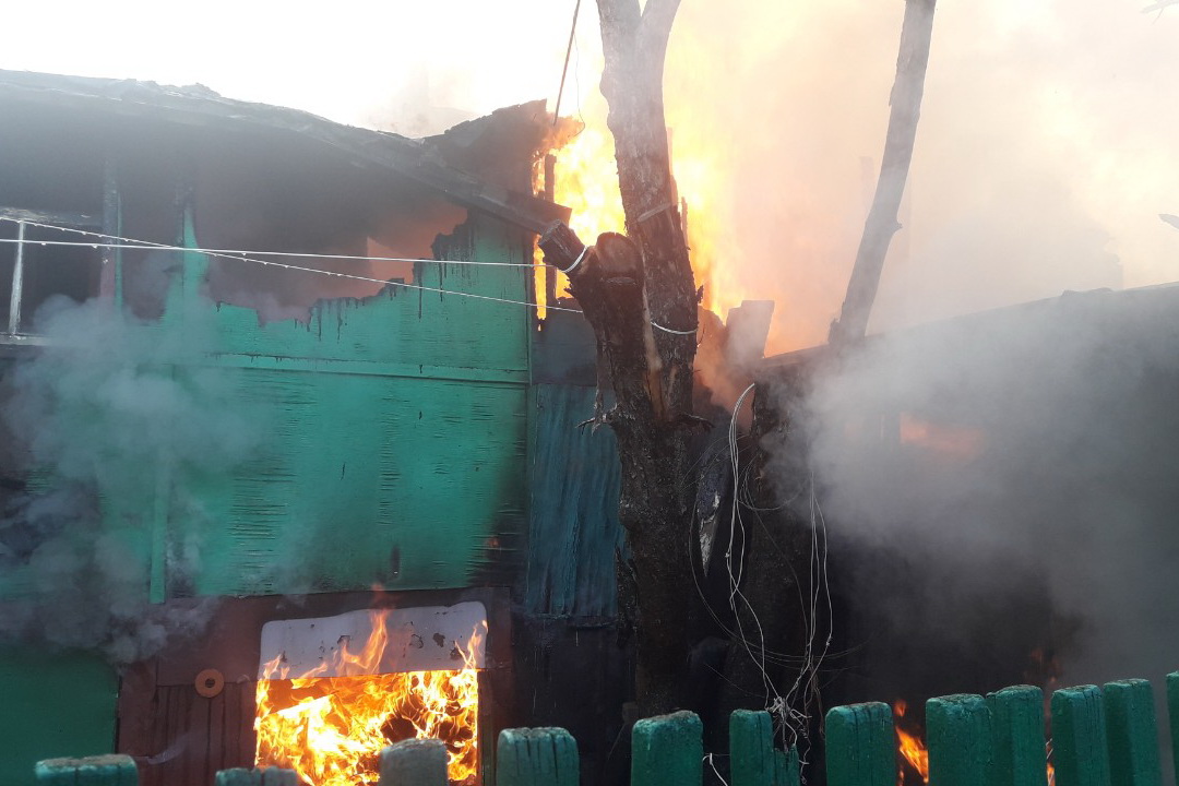 В Харькове горит дом барачного типа. Фото: ГУ ГСЧС в Харьковской области