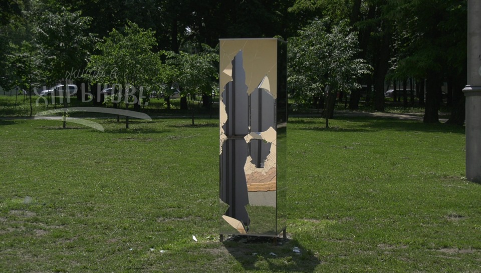 В центре Харькова вандалы разбили зеркальную инсталляцию. Фото: Facebook "Жить в Харькове"