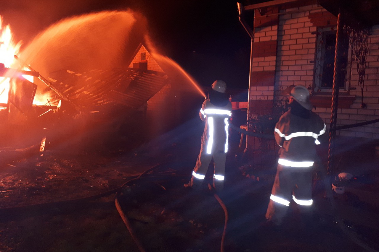 В Золочеве взорвался гараж и автомобиль с топливом. Фото: ГУ ГСЧС в Харьковской области