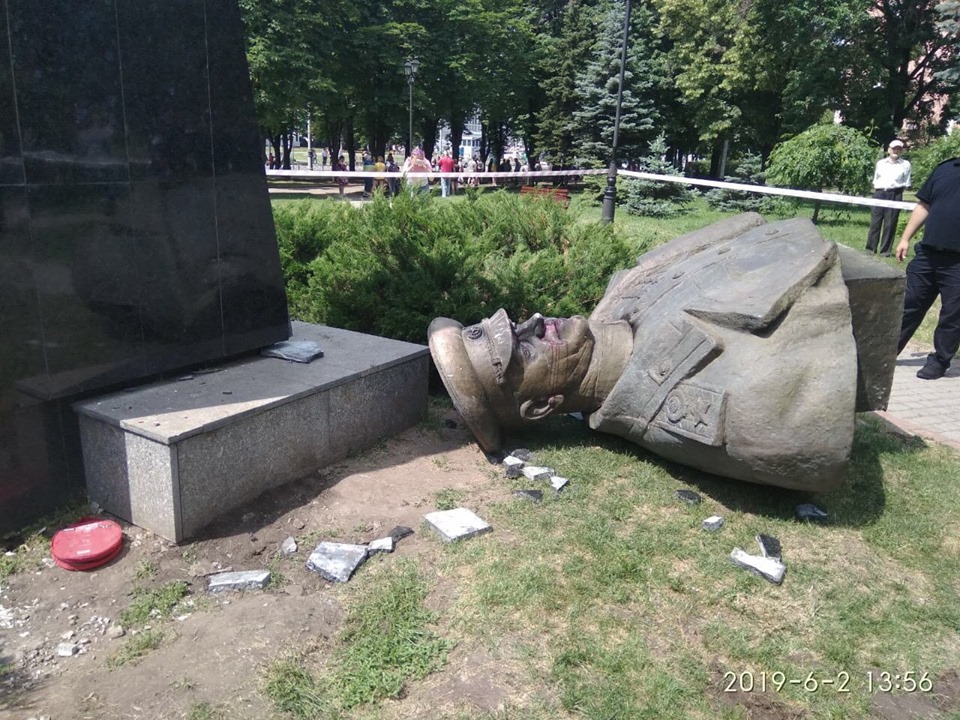 Новость - События - Видеофакт: в Харькове повалили памятник Жукову