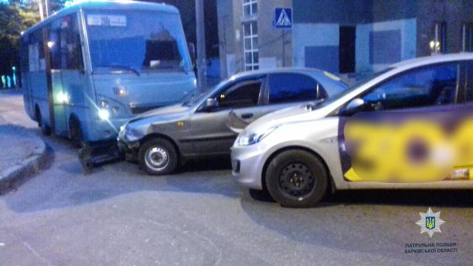 В Харькове маршрутка попала в ДТП. Фото: патрульная полиция