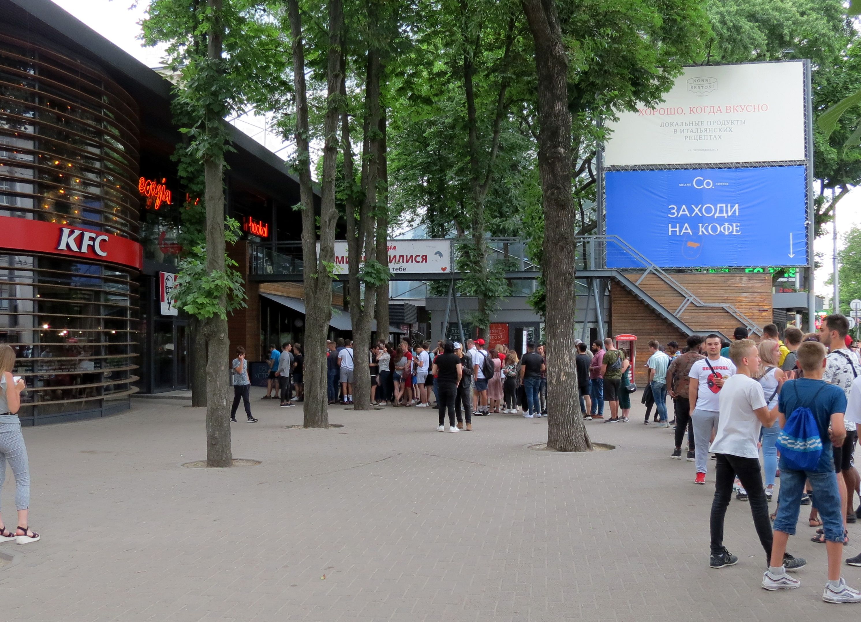 Очереди в первый КФС  в Харькове не уменьшались в течение двух недель