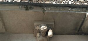 По голові не погладить: у центрі Львова рука скульптури ледь не вбила жінку