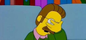 Ну и наглость: на проспекте Поля стеклянные витрины выбросили на тротуар